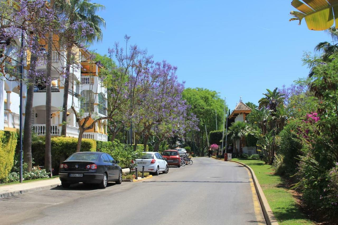 Friends & Family Well Presented Located In La Dama De Noche Marbella