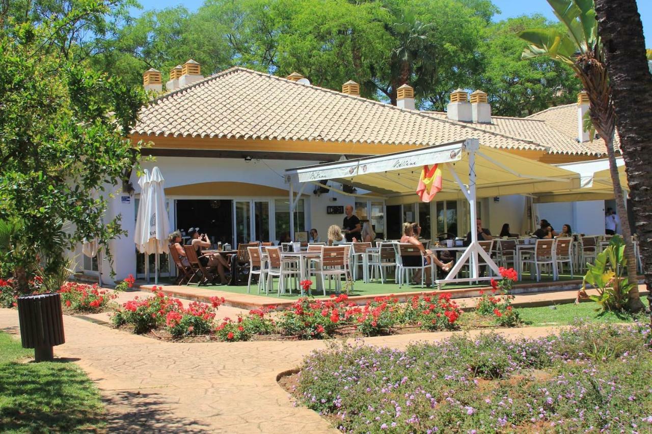 Friends & Family Well Presented Located In La Dama De Noche Marbella