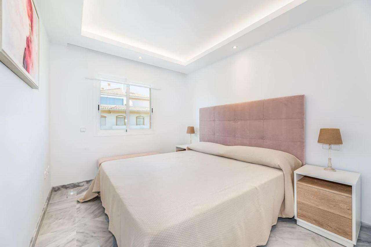 Friends & Family Well Presented Located In La Dama De Noche Marbella